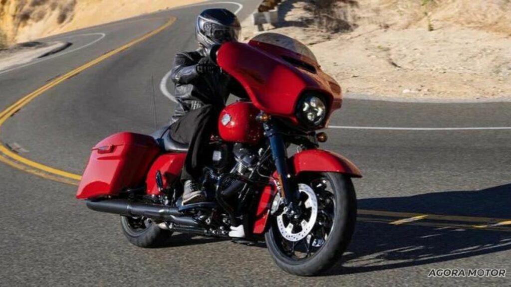 Street Glide Special 2023 em uma curva.