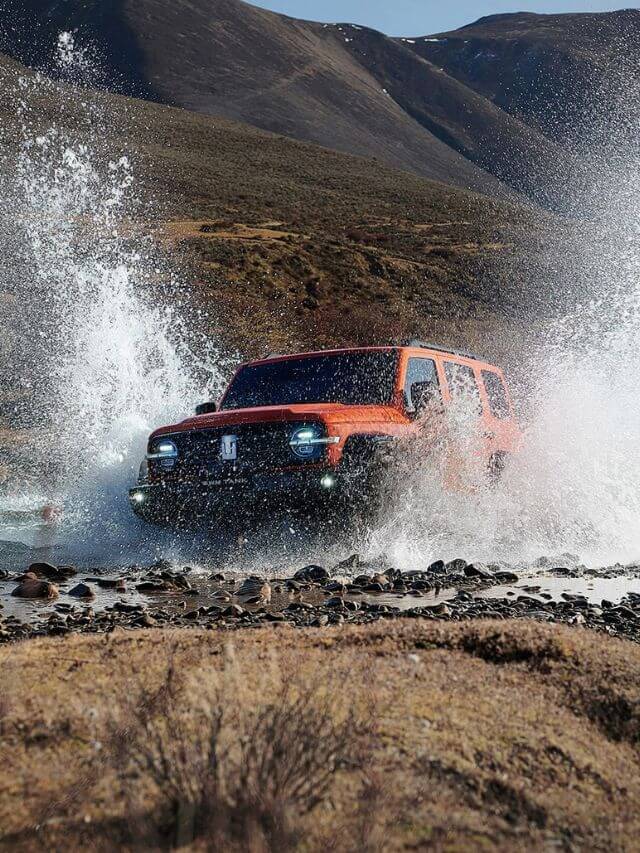 Tank 300 2023 na água.