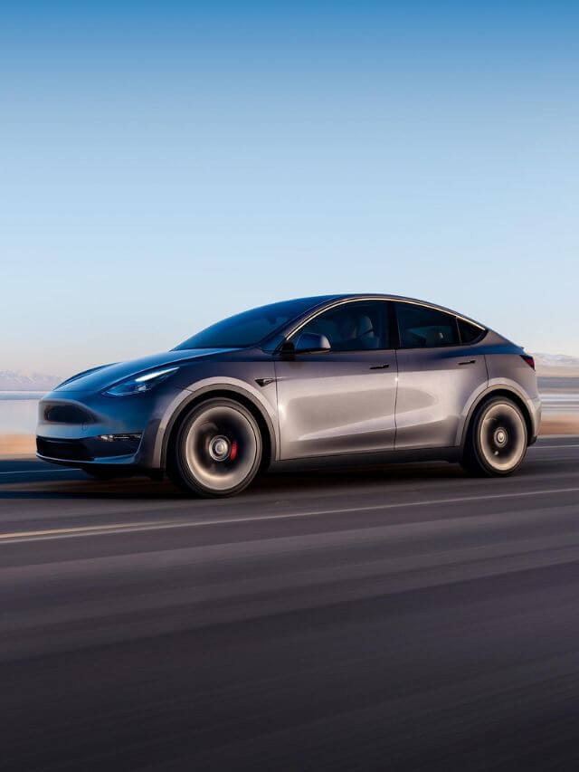 Tesla Model Y acelerando.