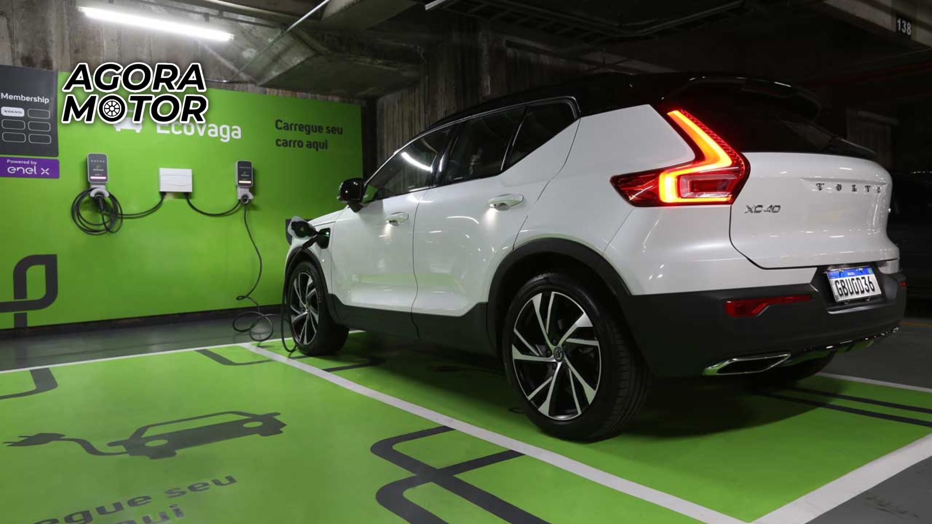 Foto de um carro recarregando a bateria