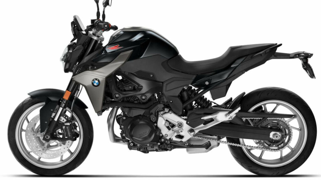 Foto de uma BMW F 900 2023 preta de lado