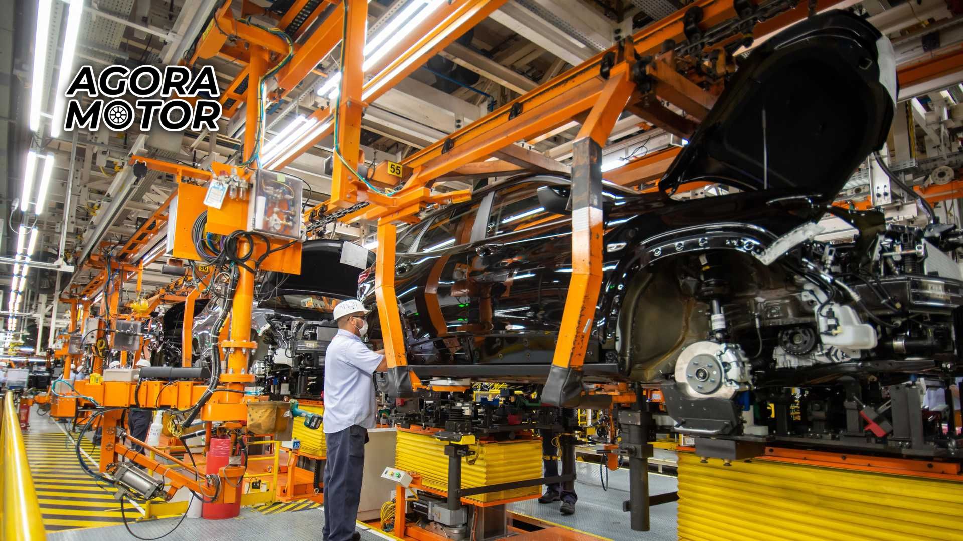 Foto de uma pessoa trabalhando em uma montadora de carros