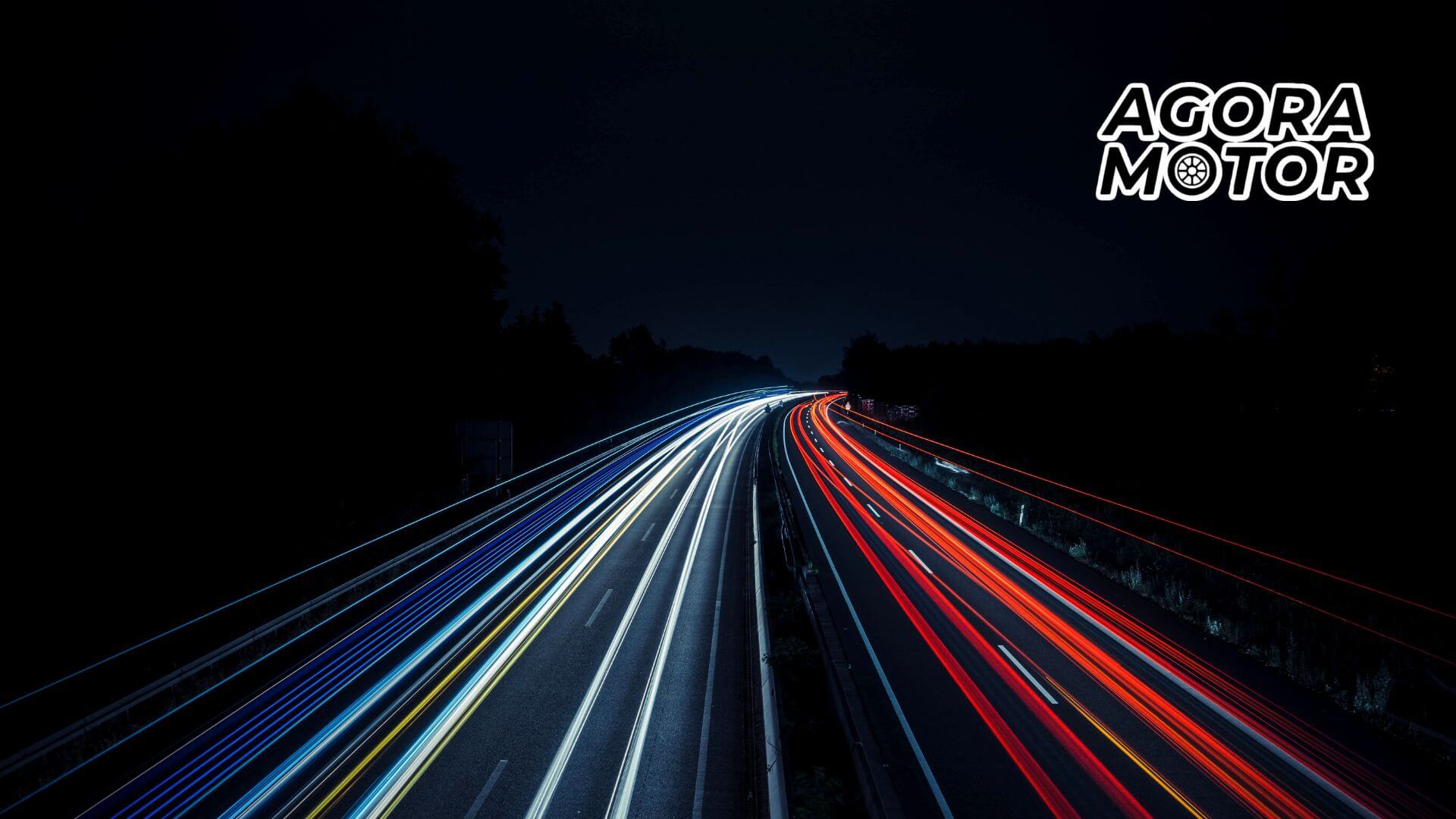 Foto de carros andando de noite, cuidados indispensáveis ao pilotar de noite