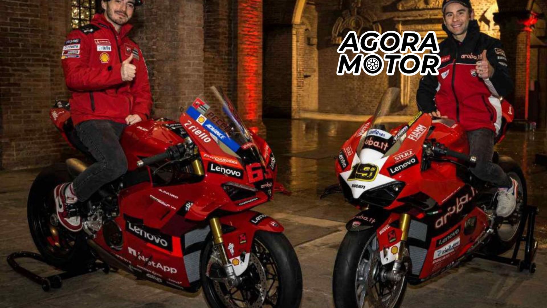 Foto de duas Ducati Panigale V4