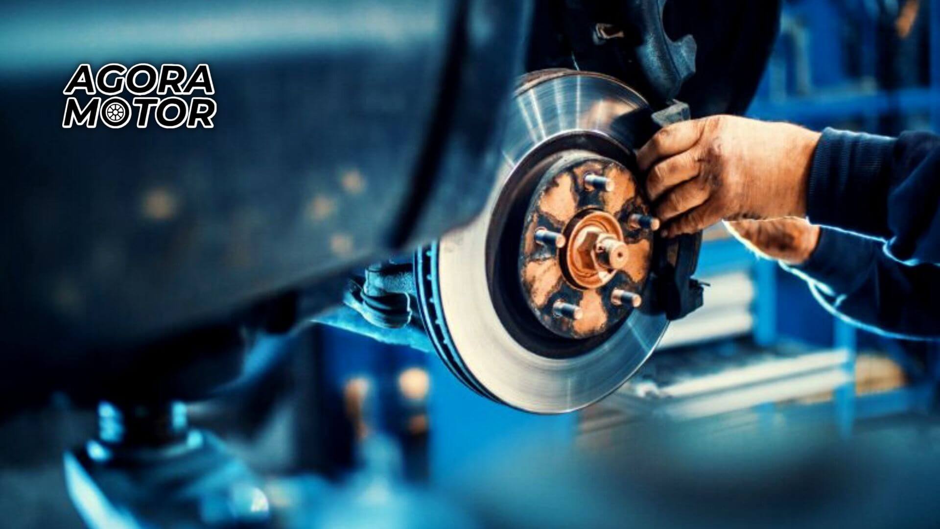 Foto de uma pessoa mexendo no freio do carro, veja 5 cuidados indispensáveis agora