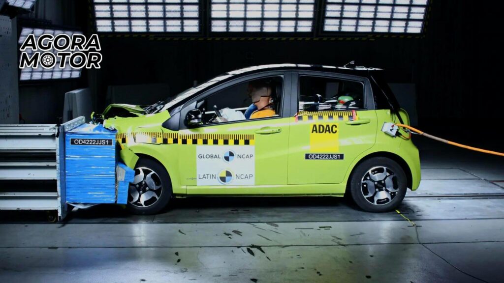 Foto de um JAC E-JS1 2023 batido no teste da NCAP