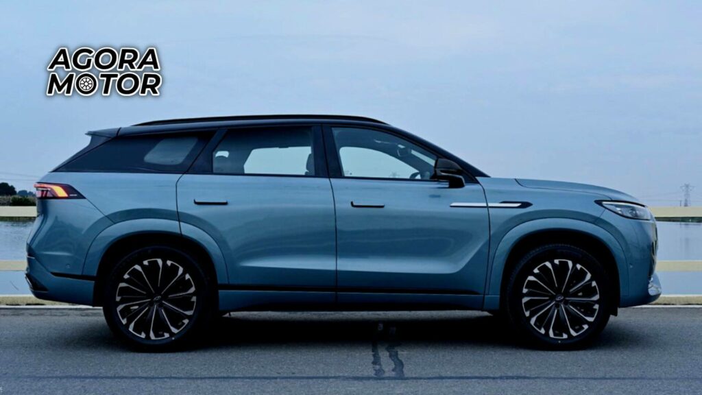 Foto de lado de um Tiggo 9