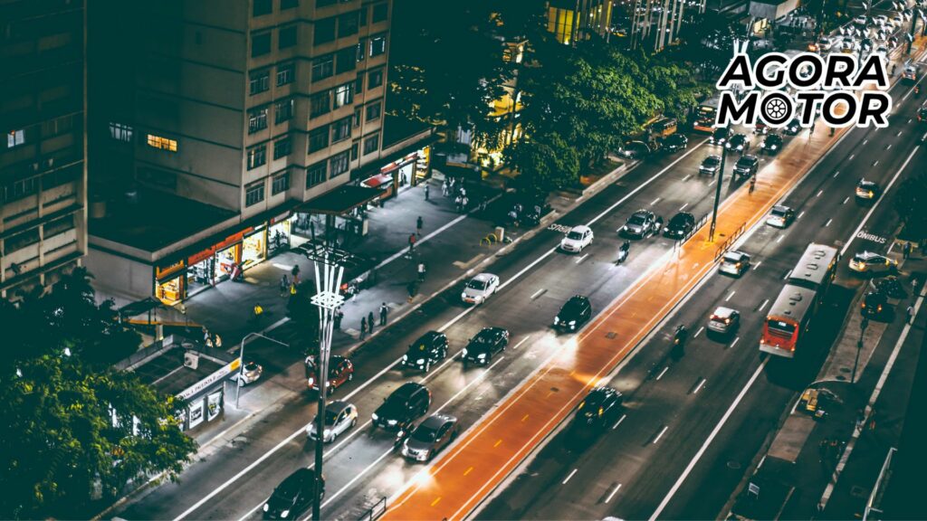 Foto de carros andando em uma estrada