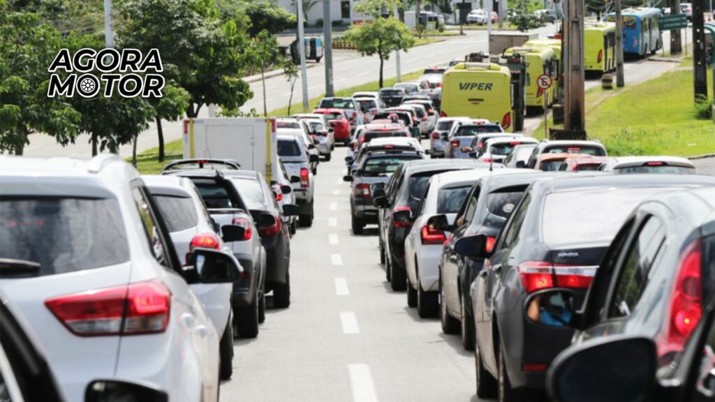 Foto de carros em uma estrada