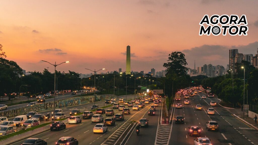 Foto de carros andando em uma estrada