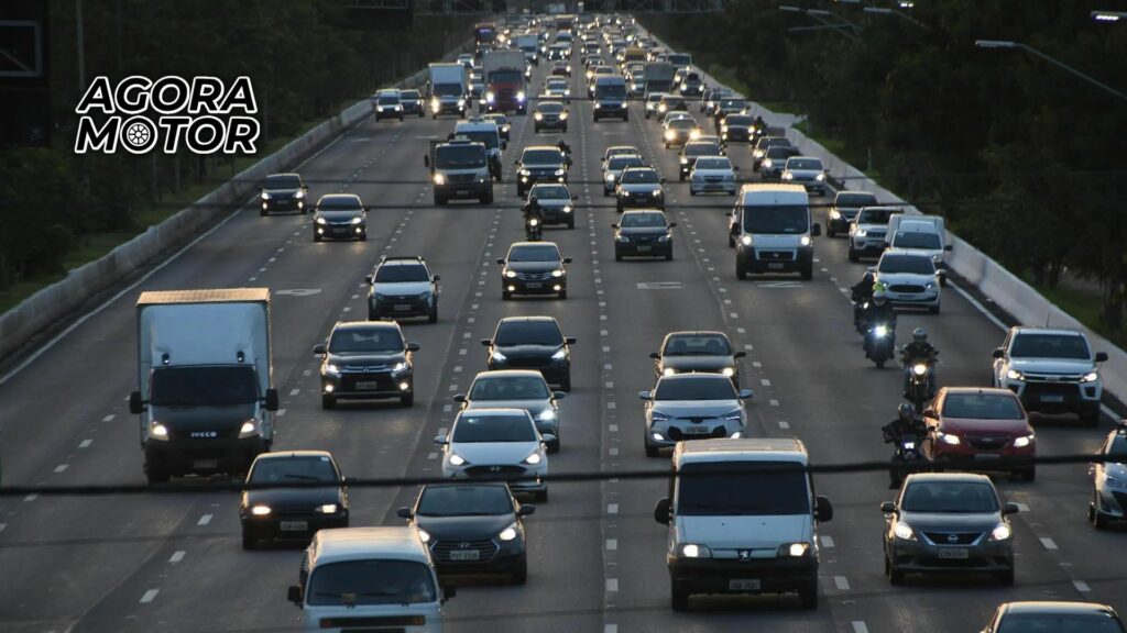 Foto de carros andando em uma estrada