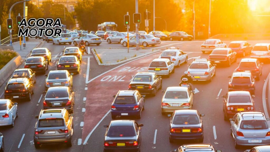 Foto de vários carros andando na estrada
