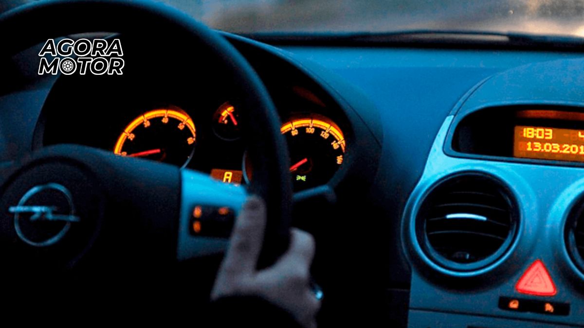 Foto do painel do carro, luz do painel acende, mas o motor não liga