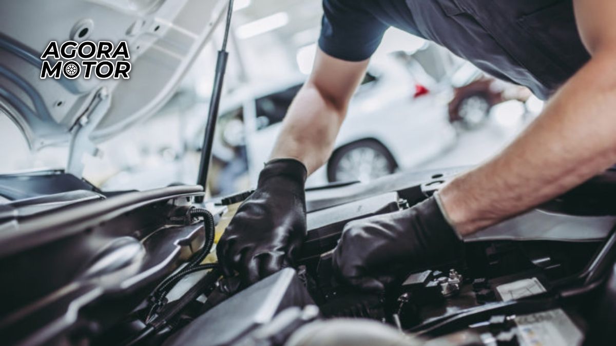 Foto de uma pessoa mexendo no carro