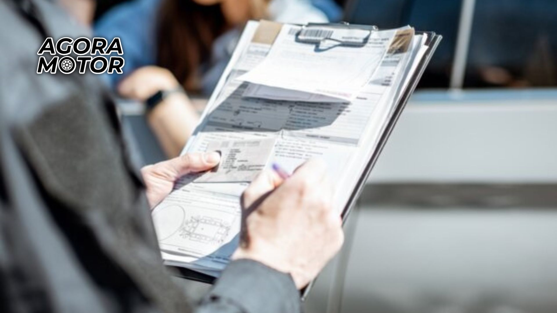 Foto de uma pessoa tomando uma multa indevida