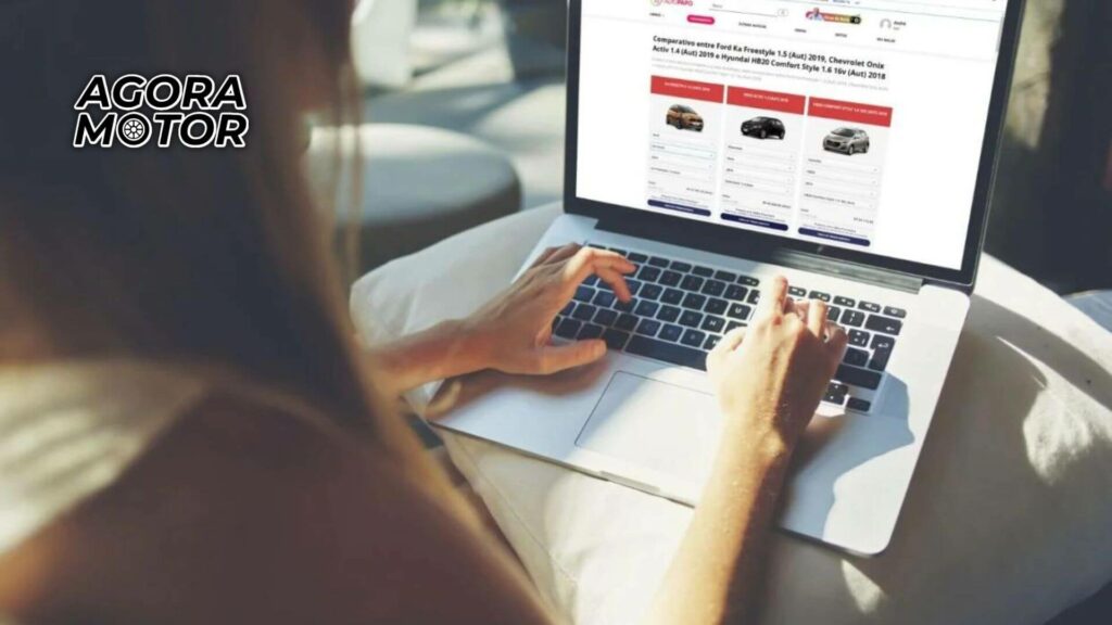 Foto de uma pessoa comprando carro na internet