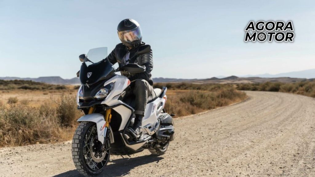 Foto de uma pessoa andando com uma Peugeot XP400 2023