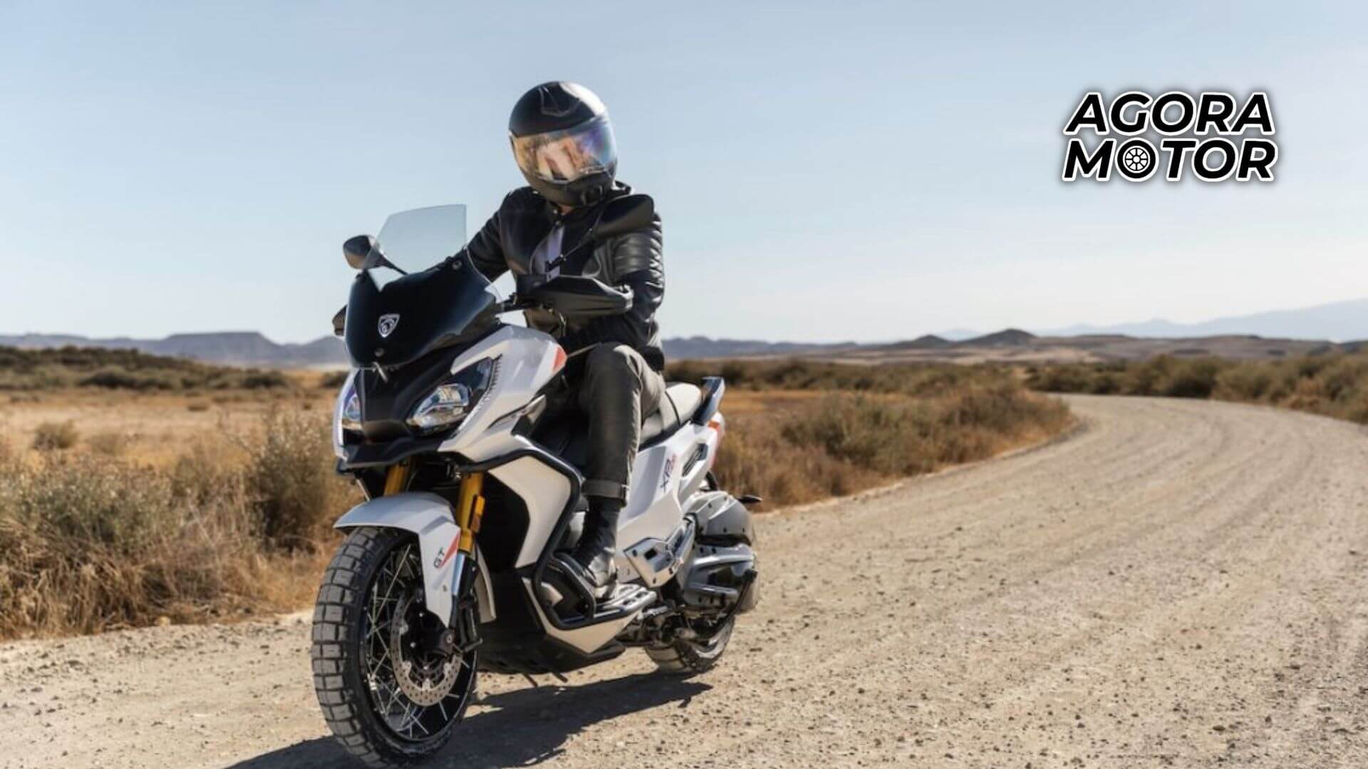 Foto de uma pessoa andando com uma Peugeot XP400 2023