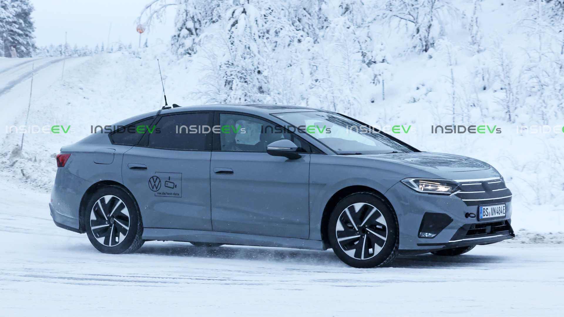 Foto lateral de um Volkswagen ID.7 2023