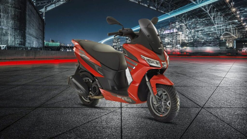 Aprilia SXR 2023 na cor vermelha.