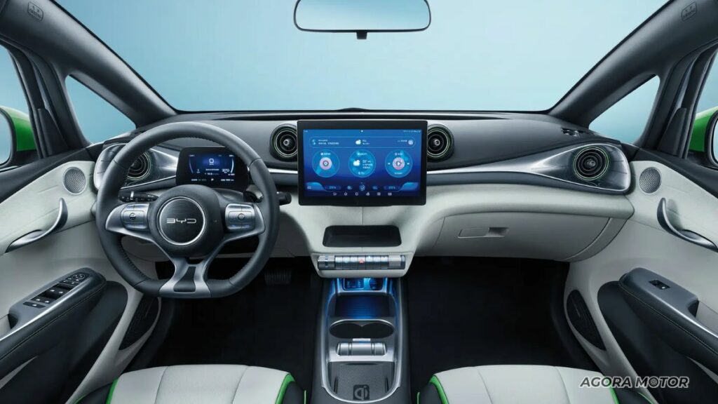 Interior do BYD Dolphin 2023.