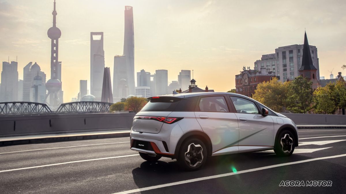 Lateral do BYD Dolphin 2023.