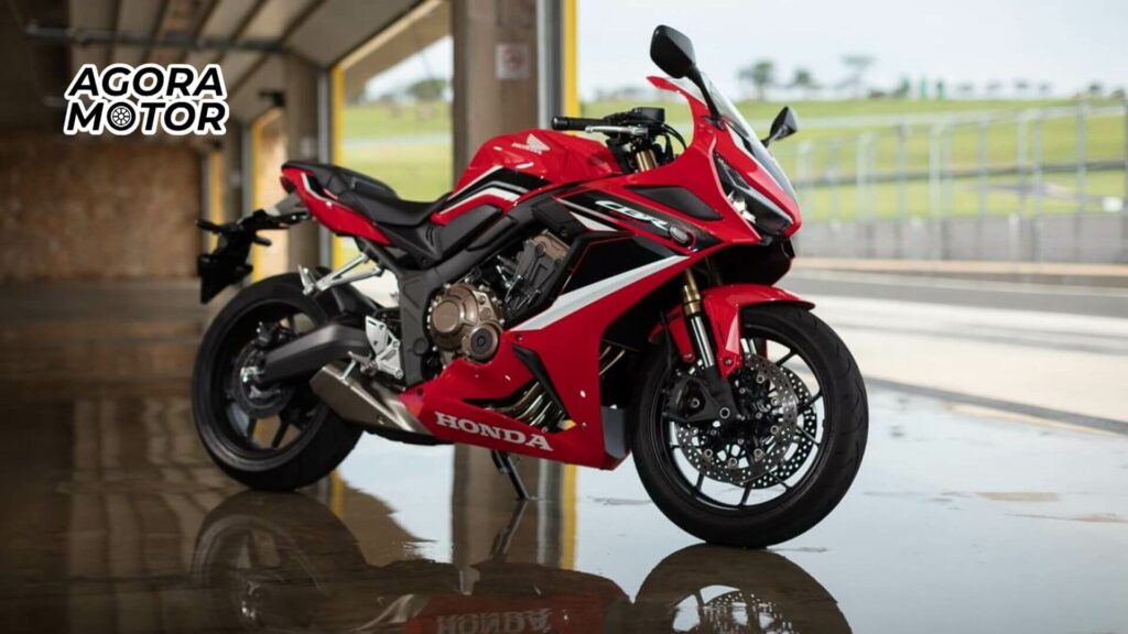 Foto lateral de uma CBR 650