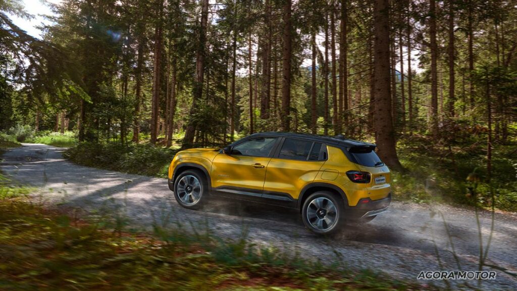 Jeep Avenger na floresta.