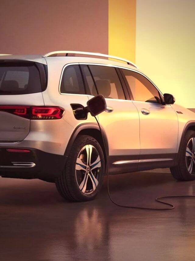 Mercedes EQB sendo carregada.