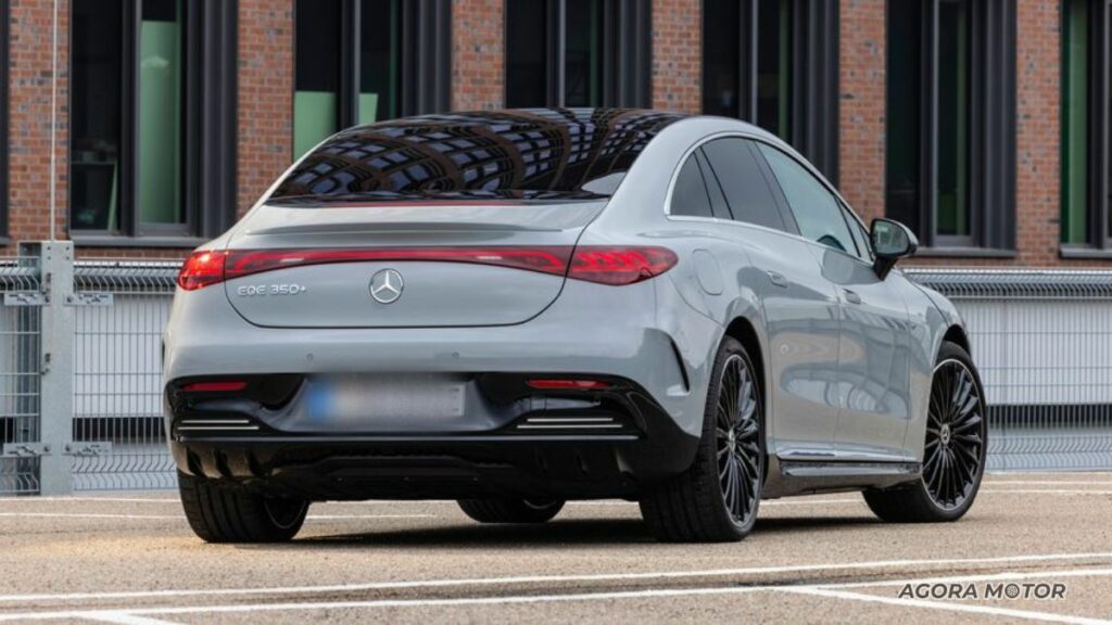 Traseira do EQE 2023.