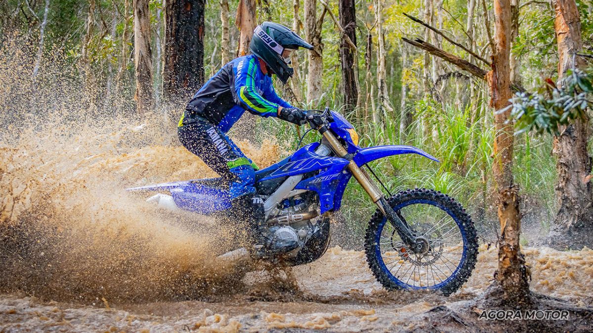 WR450F 2023 em uma Rally.