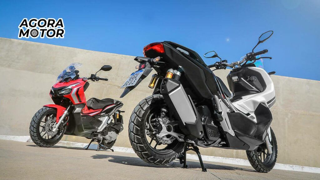 Foto de duas ADV 150 2023 a da frente é branca e a outra que está atrás é vermelha