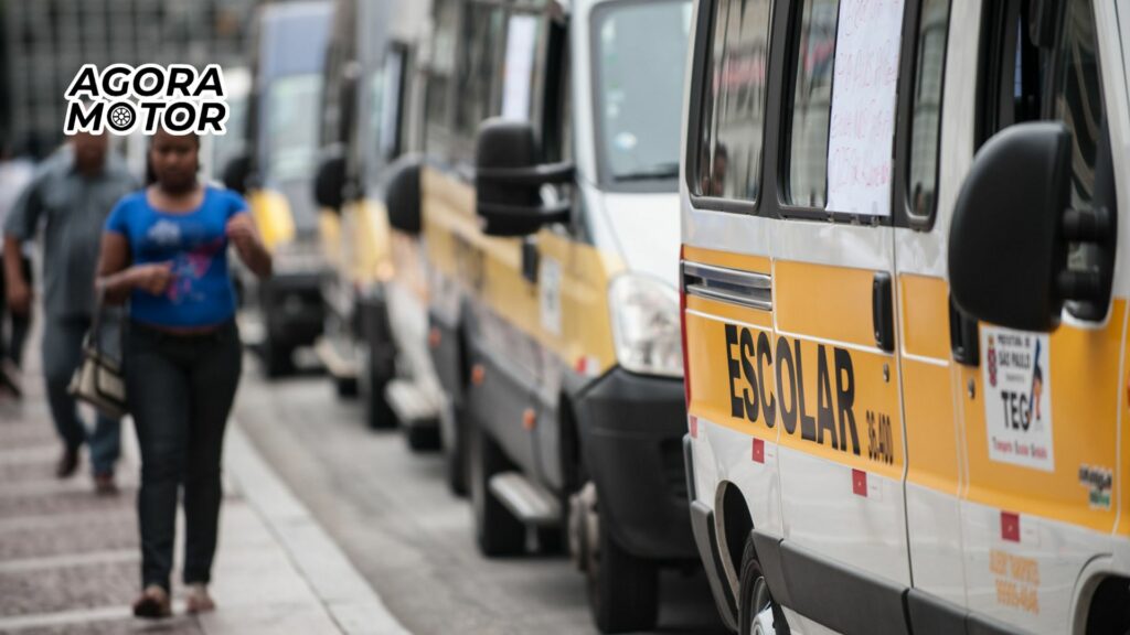 Foto de um ônibus escolares. Calendário para vistoria