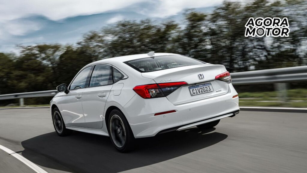 Foto de um Civic Hybrid na estrada