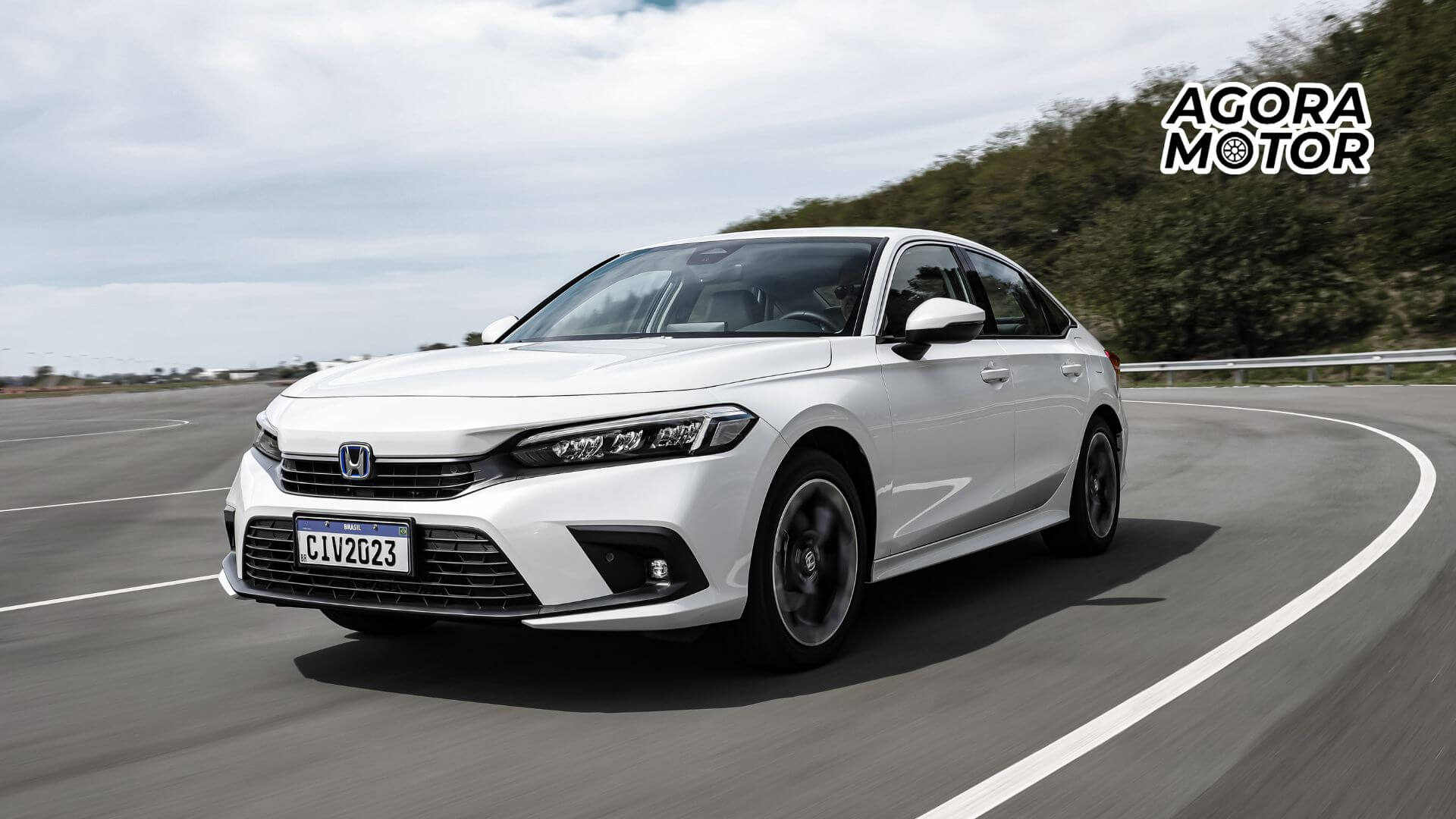 Foto frontal de um Honda Civic Hybrid 2023