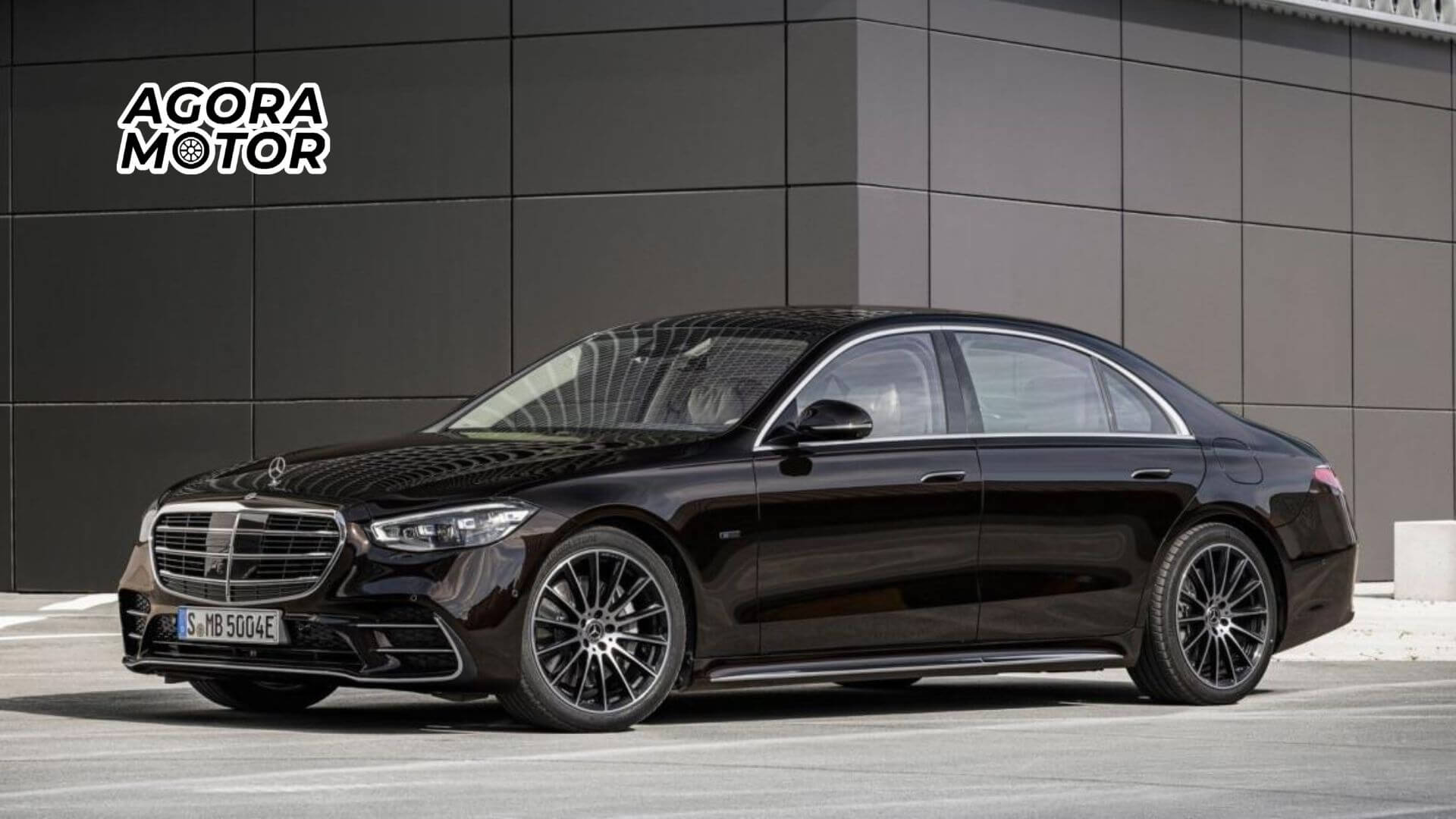 Foto de um modelo Classe S com direção Autônoma