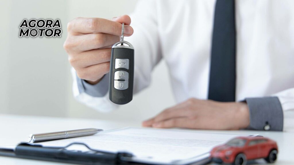 Foto de uma pessoa vendendo um carro com garantia