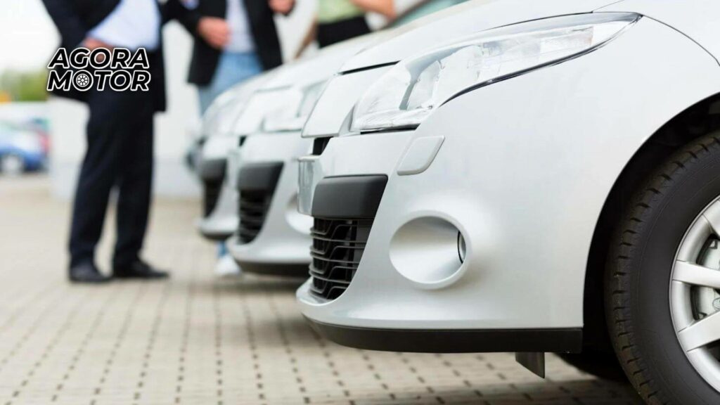 Foto de carros nas cores brancas e cinza