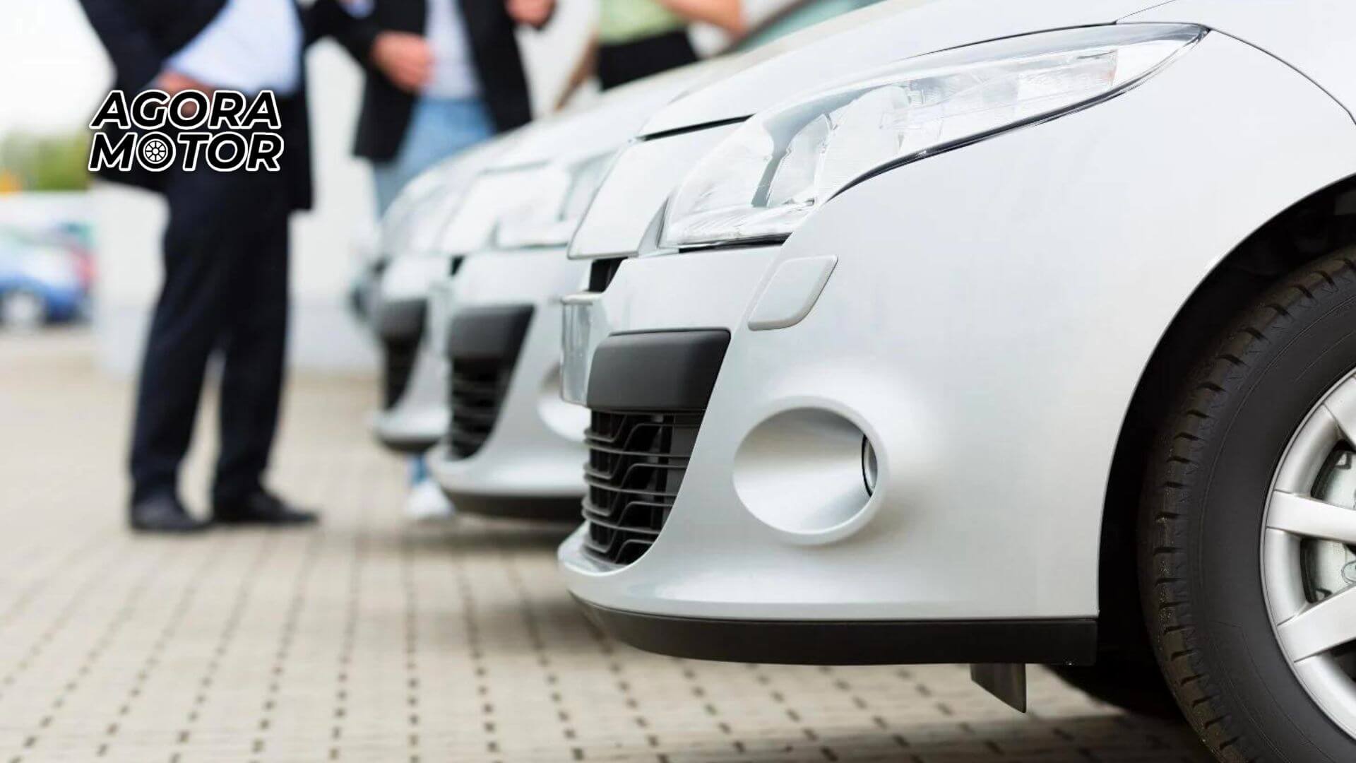 Foto de carros nas cores brancas e cinza