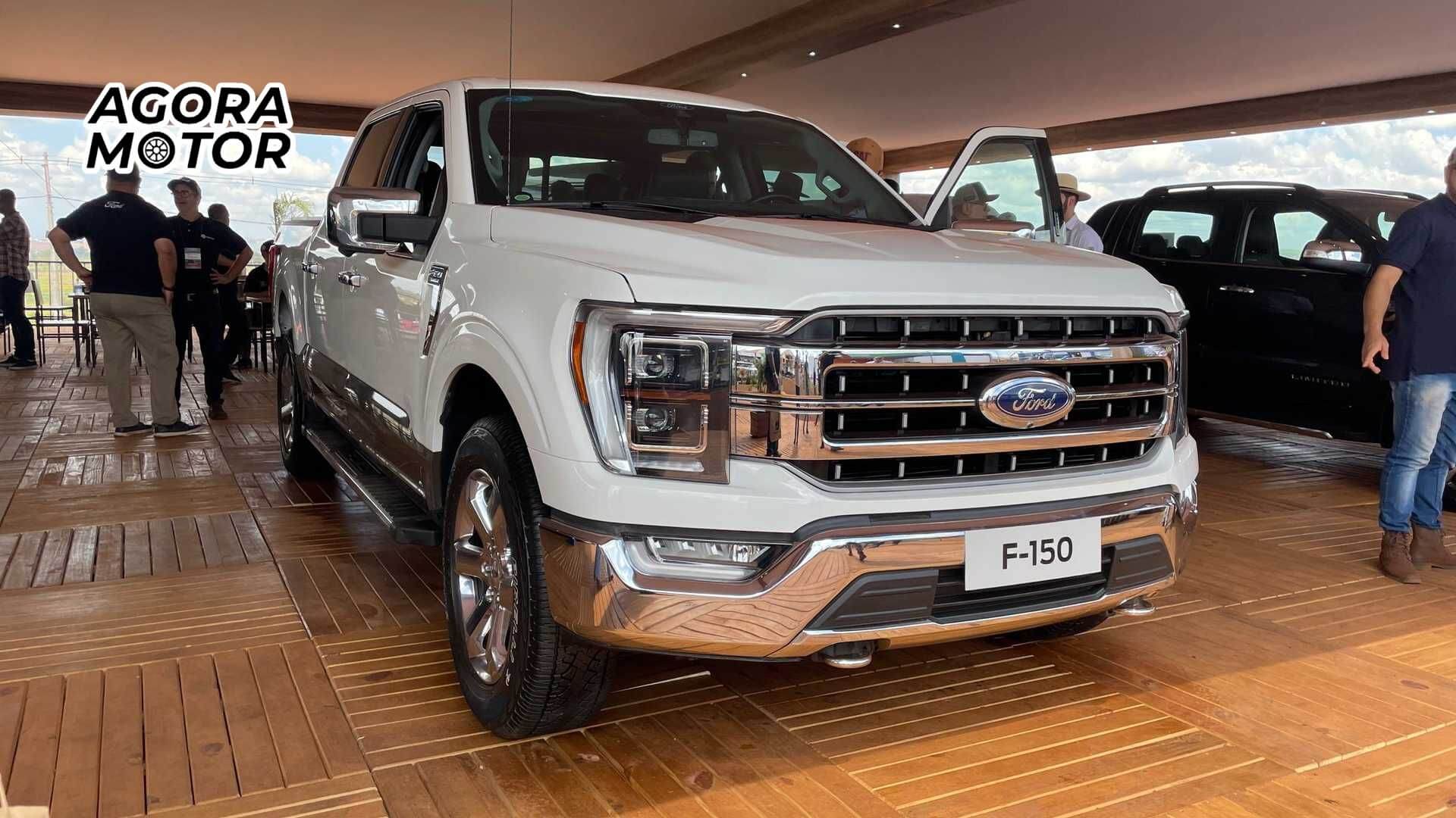 Foto frontal de uma Ford F-150