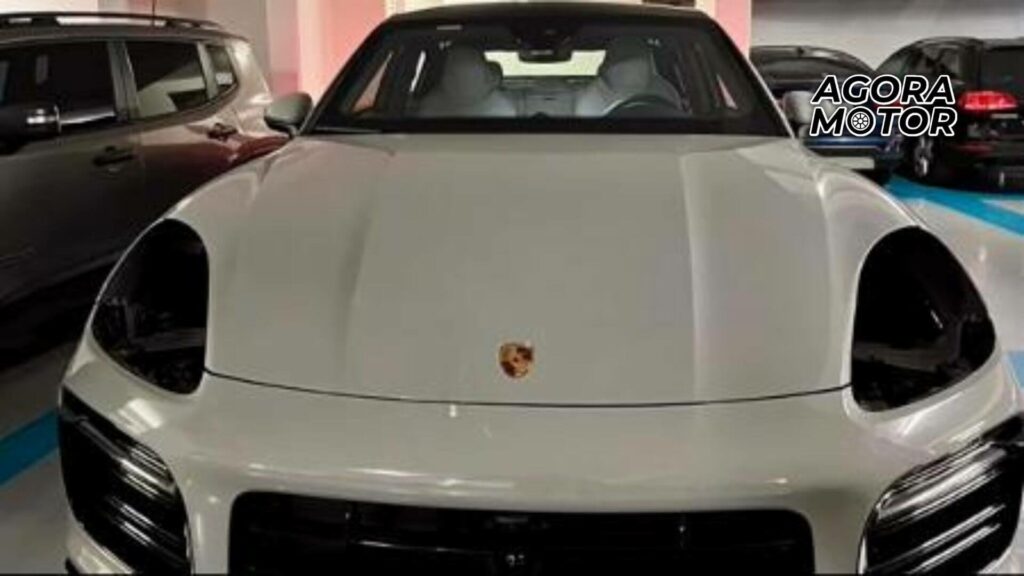 Foto de um Porsche que perdeu as suas peças, no caso os faróis