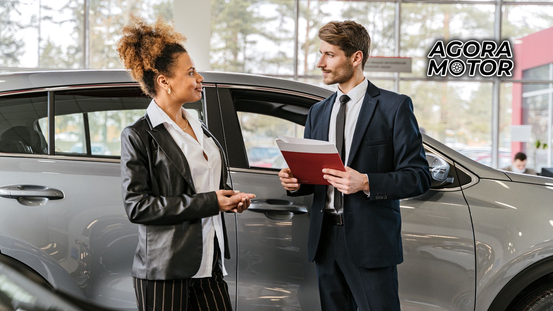Foto de uma pessoa comprando o carro com o FGTS