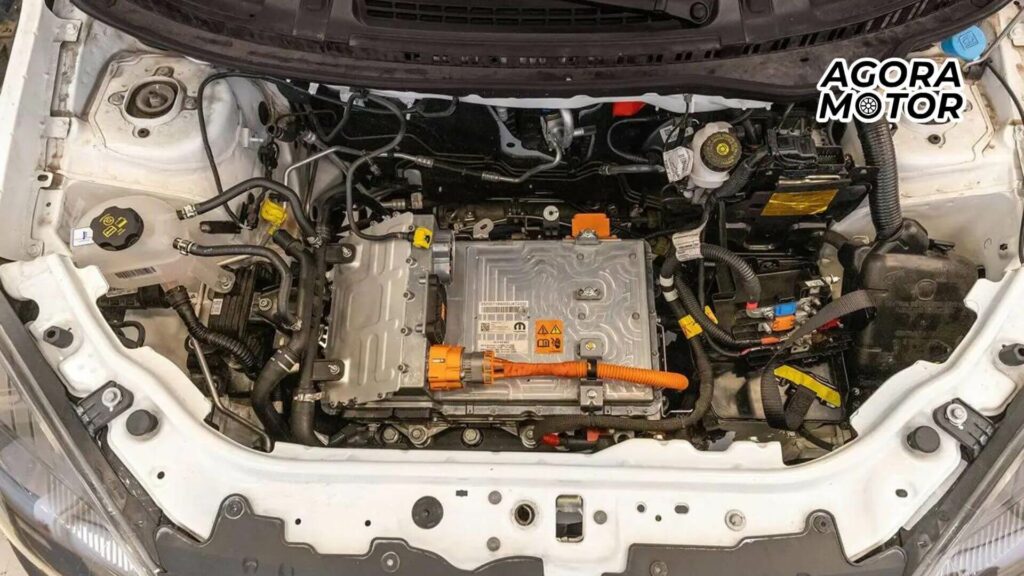 Foto do motor de uma Fiat Fiorino. Foto: Divulgação.