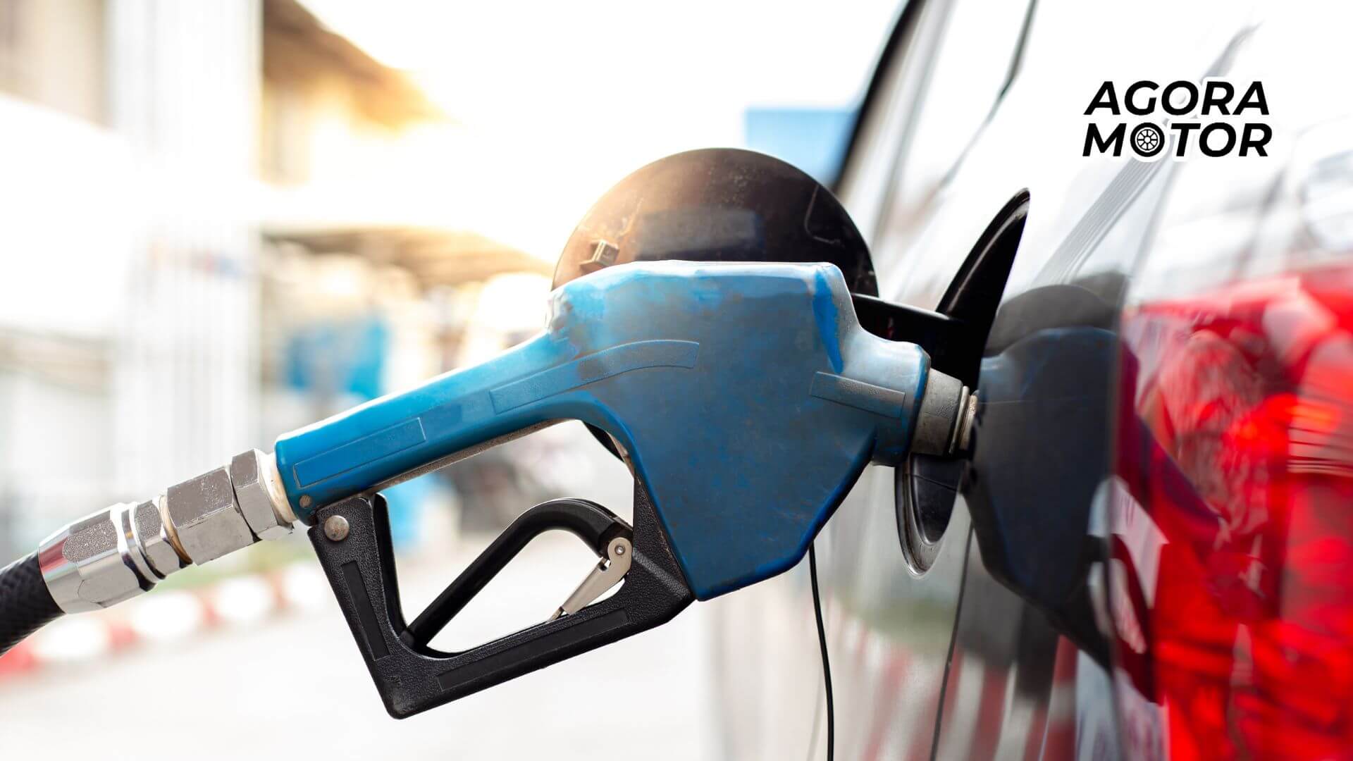 Foto de um carro sendo abastecido com gasolina