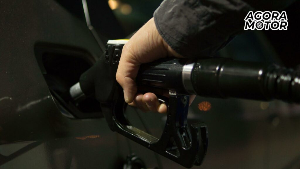 Foto de uma pessoa abastecendo o carro com gasolina