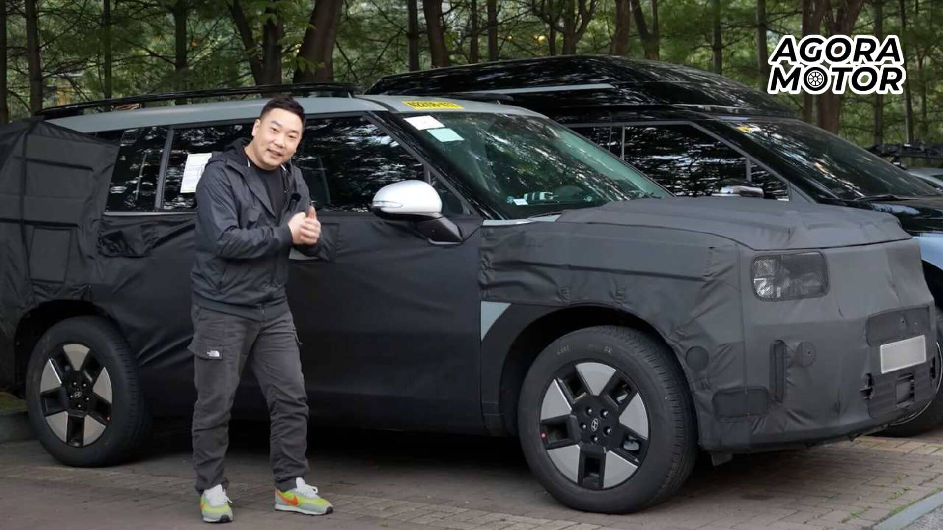 Foto de uma pessoa ao lado de um Hyundai Santa Fe 2024