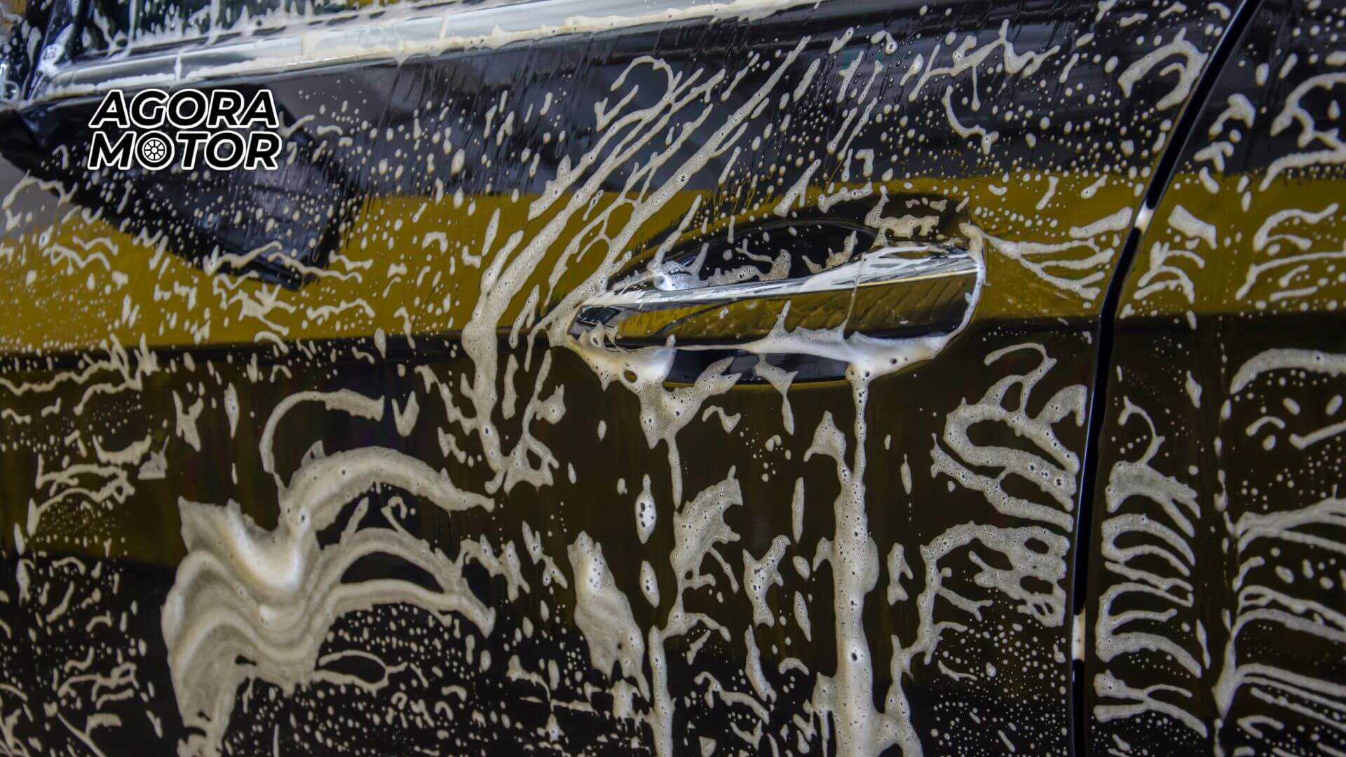 Foto de um carro sendo lavado, pode lavar carros elétricos?