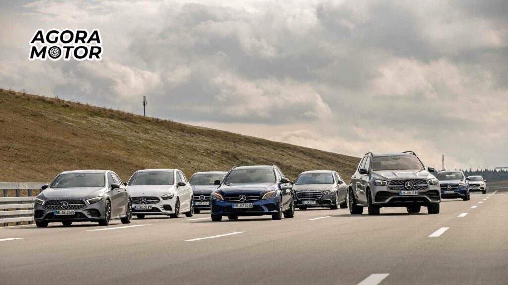 Foto de várias Mercedes, a montadora vai contar com direção autônoma de nível 3 nos EUA.