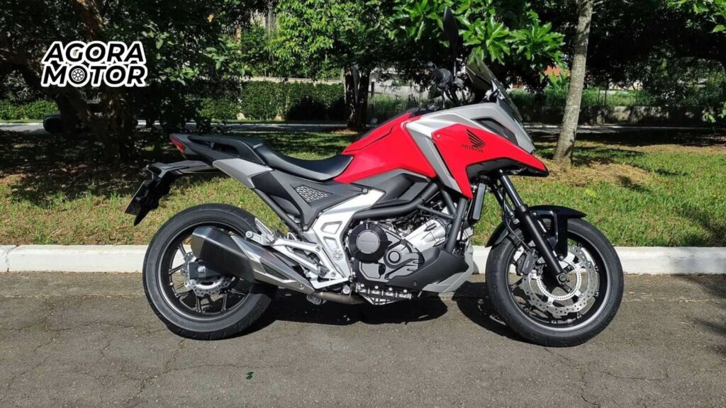 Foto lateral de uma NC 750X