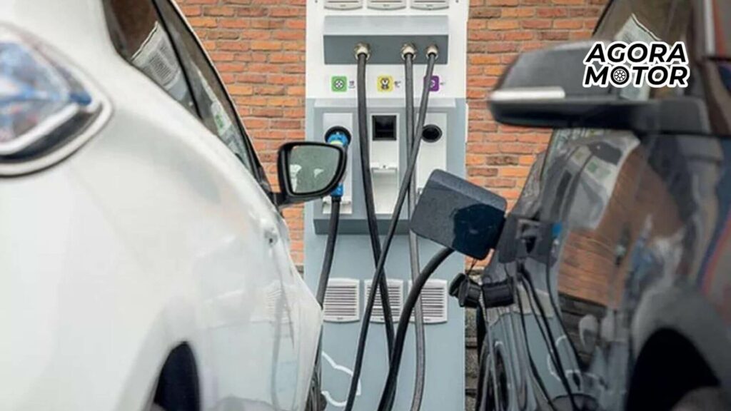 Foto de carros carregando em um carregador elétrico